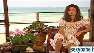 Tanned superbabe rubs herself on sandy beach - porn video